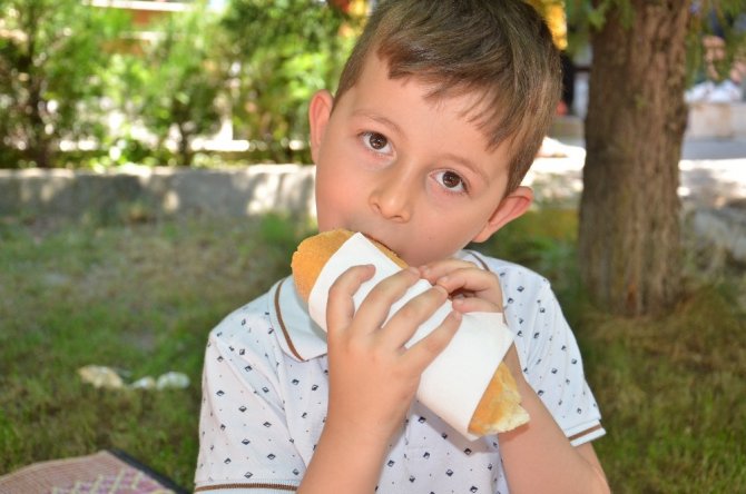 Kur’an kursu öğrencilerine köfte ekmek ikramı yapıldı