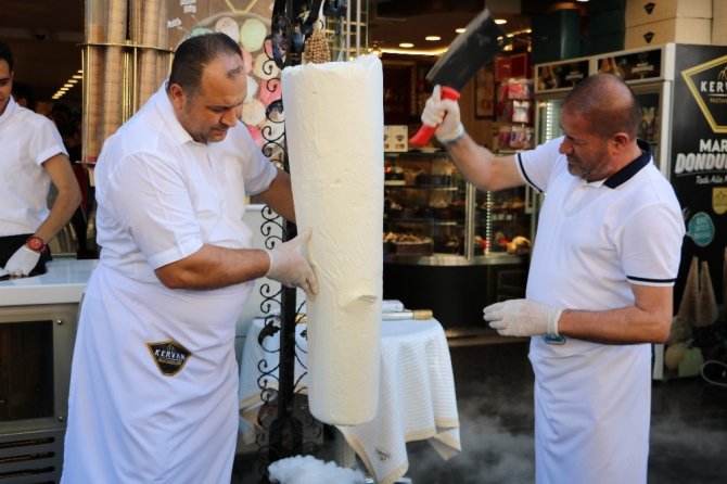 Kahramanmaraş sıcaklarda dondurmayla serinliyor