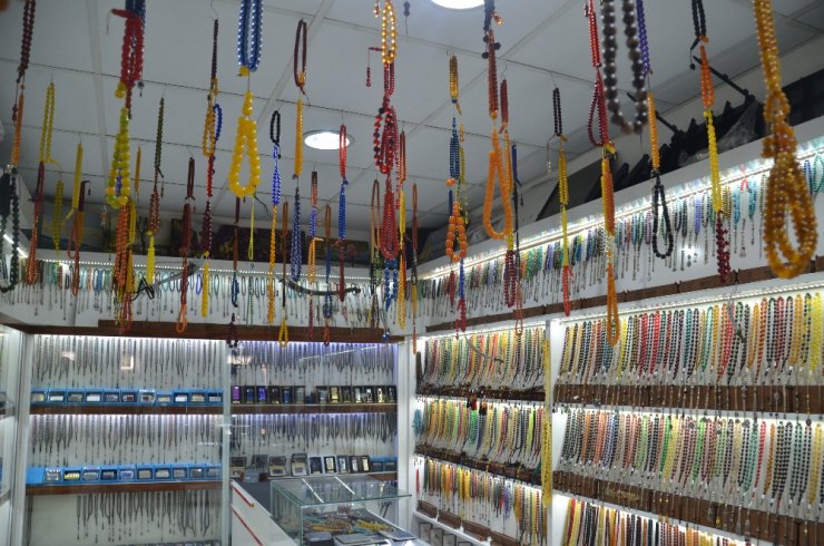 Kahramanmaraş'ta otomobil fiyatına tespih  satıyor