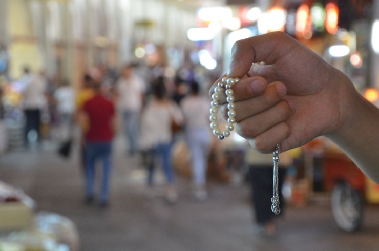 Kahramanmaraş'ta otomobil fiyatına tespih  satıyor