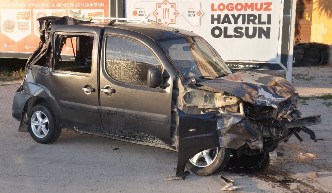 Elbistan'da hafif ticari araçla tır çarpıştı: 1 yaralı