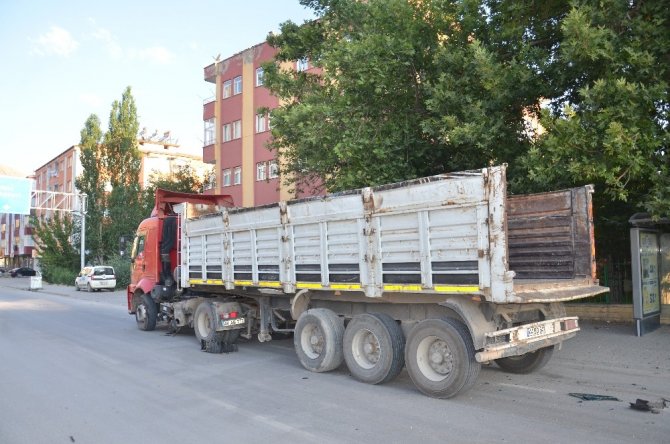Elbistan'da hafif ticari araçla tır çarpıştı: 1 yaralı