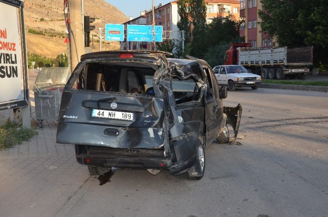 Elbistan'da hafif ticari araçla tır çarpıştı: 1 yaralı