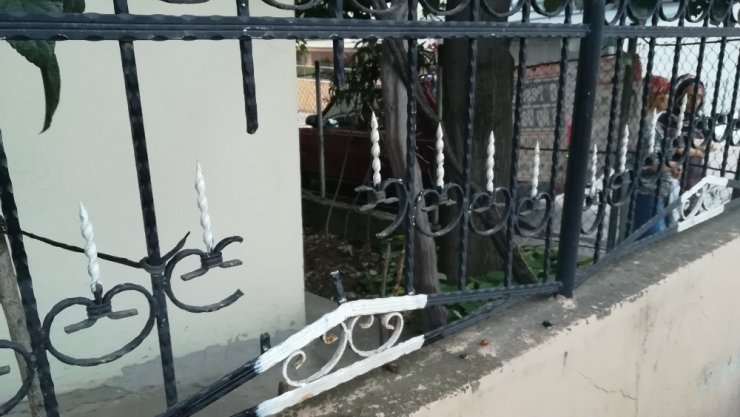 Parmağına saplanan demirle hastaneye kaldırıldı