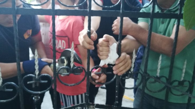 Parmağına saplanan demirle hastaneye kaldırıldı