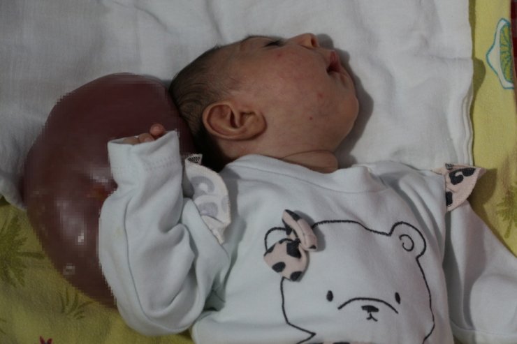 Çaresiz anne ve baba bebekleri için para değil doktor arıyor