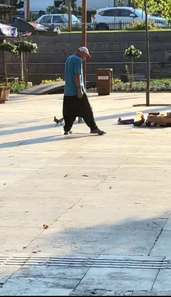 Kahramanmaraş'ta sattığı civcivleri tekmeledi, tepki yağdı