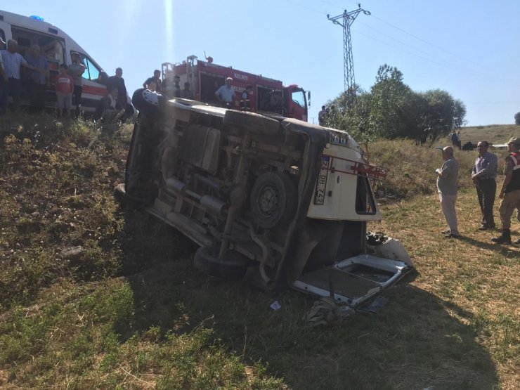Minibüs şarampole devrildi: 1 ölü, 18 yaralı