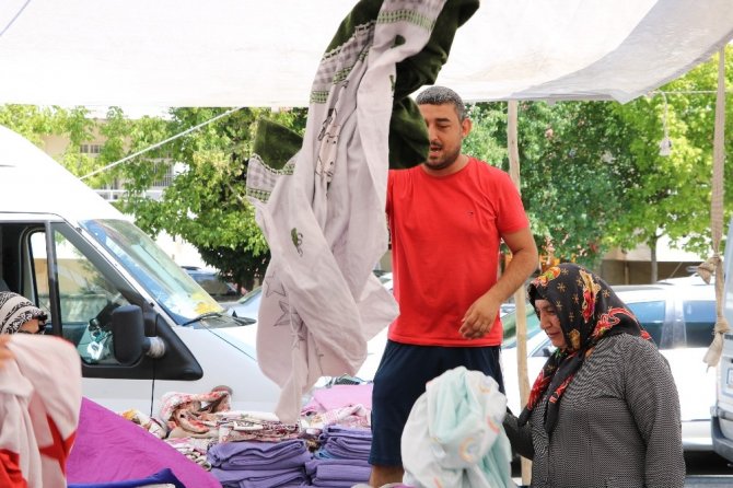 Kahramanmaraş'ta müşterilere serenatlı satış yapıyor