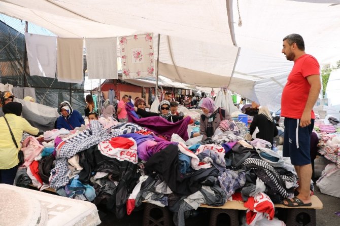 Kahramanmaraş'ta müşterilere serenatlı satış yapıyor