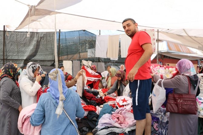 Kahramanmaraş'ta müşterilere serenatlı satış yapıyor