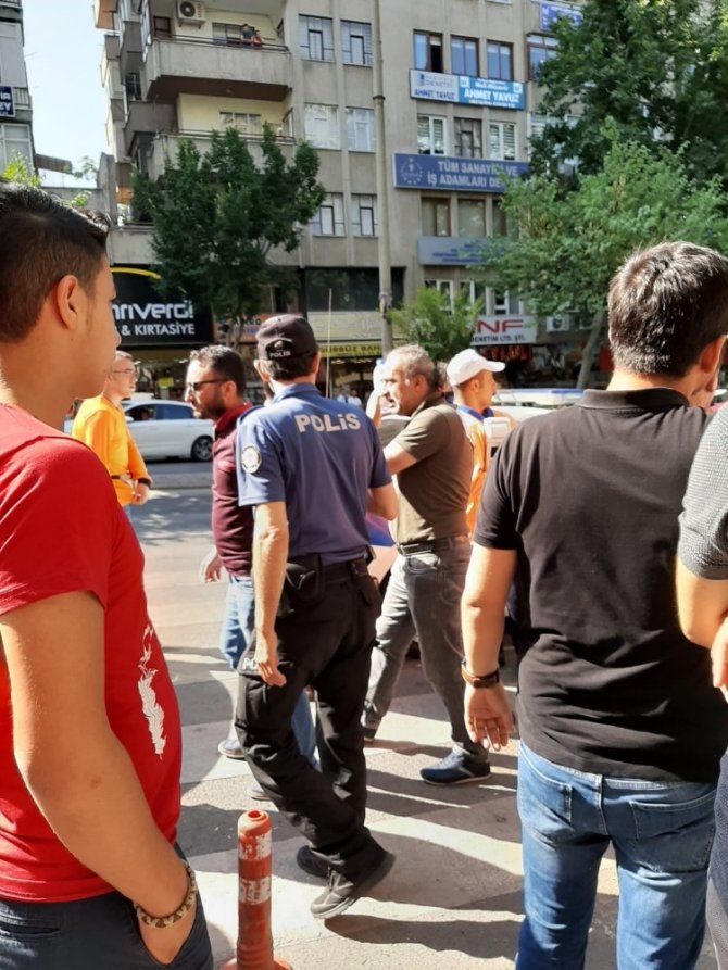 Parkomat görevlisiyle sivil polis memuru arasında kavga çıktı