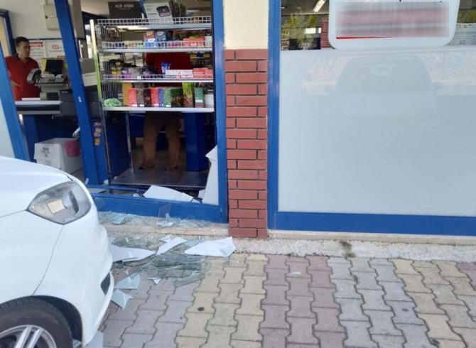Kahramanmaraş'ta otomobil marketin camına çarptı