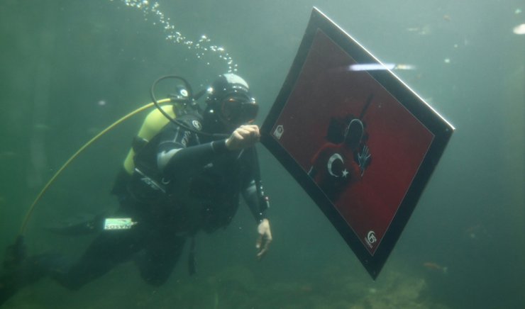 15 Temmuz fotoğrafları su altında sergilendi