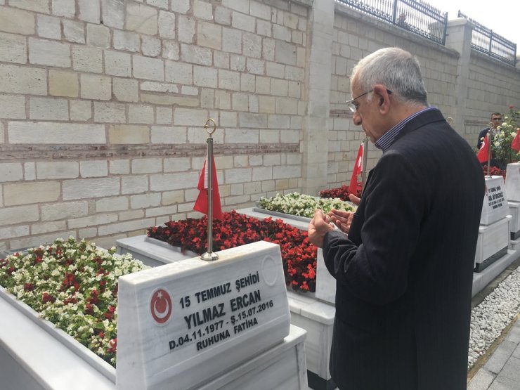 15 Temmuz’un yıl dönümünde vatandaşlar şehitlikte dua etti