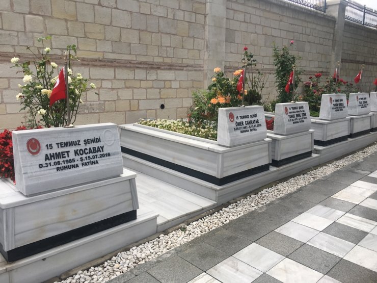 15 Temmuz’un yıl dönümünde vatandaşlar şehitlikte dua etti