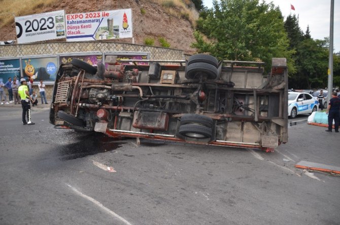 Devrilen kamyonu vinç kaldıramayınca vatandaş yardım etti
