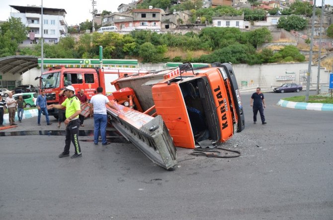 Devrilen kamyonu vinç kaldıramayınca vatandaş yardım etti