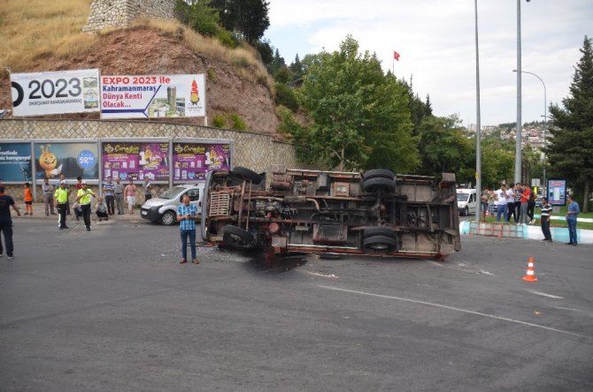 Devrilen kamyonu vinç kaldıramayınca vatandaş yardım etti