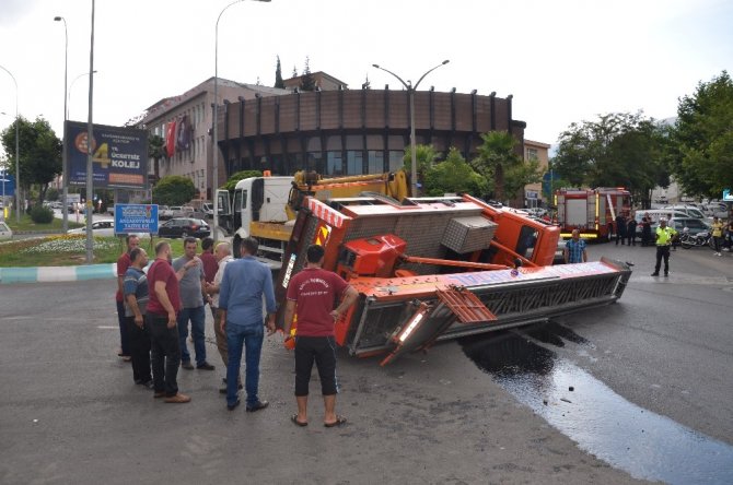 Devrilen kamyonu vinç kaldıramayınca vatandaş yardım etti