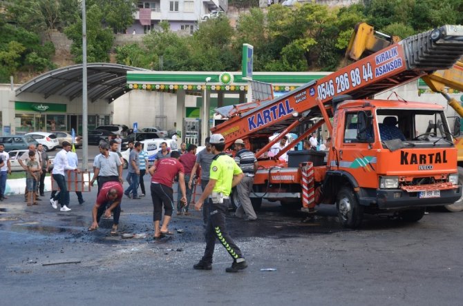 Devrilen kamyonu vinç kaldıramayınca vatandaş yardım etti