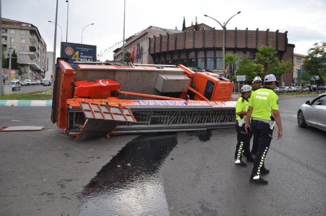 Devrilen kamyonu vinç kaldıramayınca vatandaş yardım etti