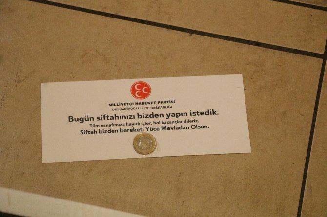 MHP Kahramanmaraş'ta esnafa siftah parası bırakıyor