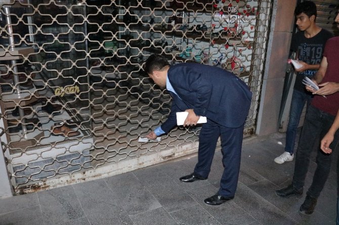 MHP Kahramanmaraş'ta esnafa siftah parası bırakıyor