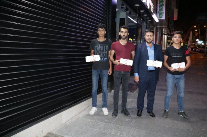 MHP Kahramanmaraş'ta esnafa siftah parası bırakıyor