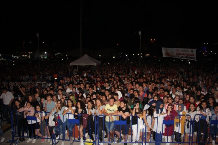 Ünlü şair ve bestekar hayranlarıyla buluştu