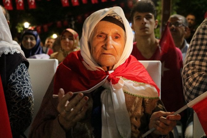 Kahramanmaraş'ta 106 yaşında demokrasi nöbetine katıldı