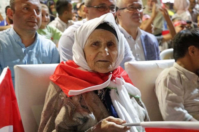 Kahramanmaraş'ta 106 yaşında demokrasi nöbetine katıldı