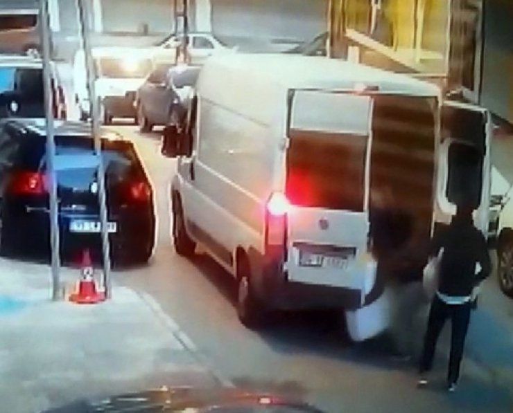 8 kişi gelip iş yerini soydular