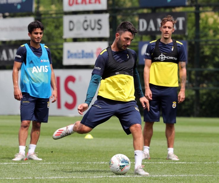 Fenerbahçe günün ilk idmanını yaptı