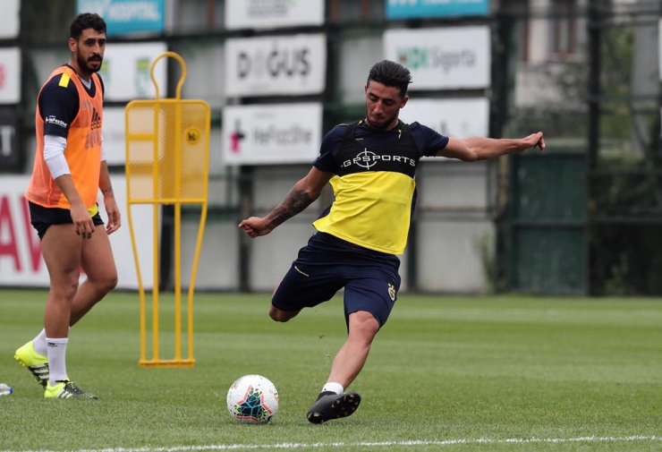 Fenerbahçe günün ilk idmanını yaptı