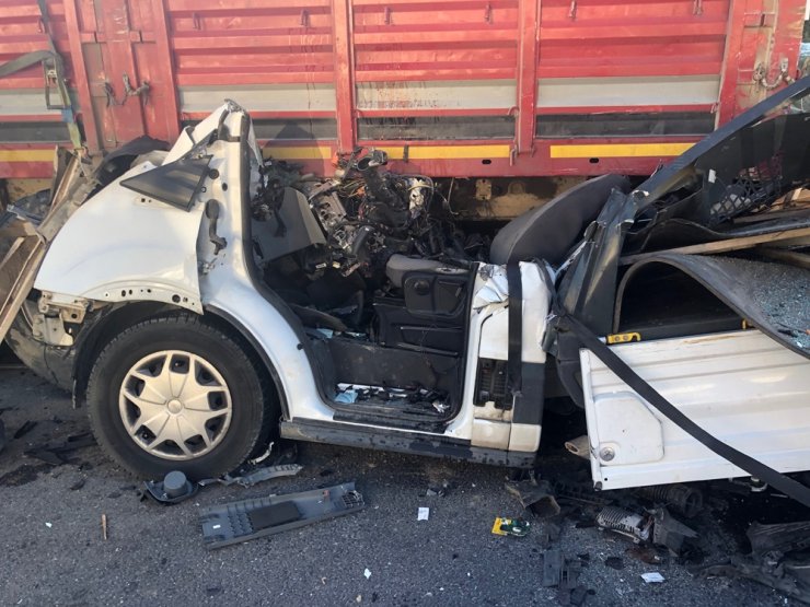 Başkent’te kamyonet, önündeki tıra ok gibi saplandı: 1 ölü