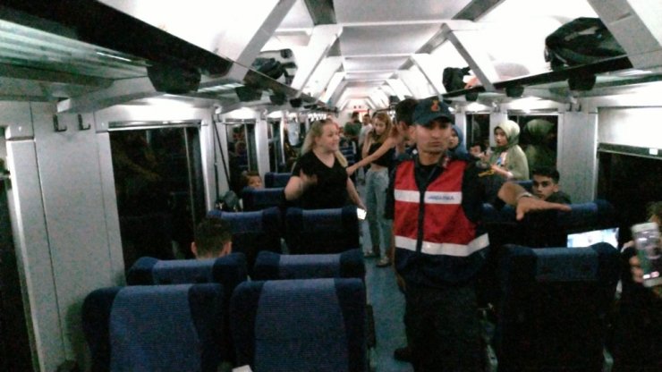 Evcil hayvanıyla binmek istediği trene 2 saat rötar yaptırdı