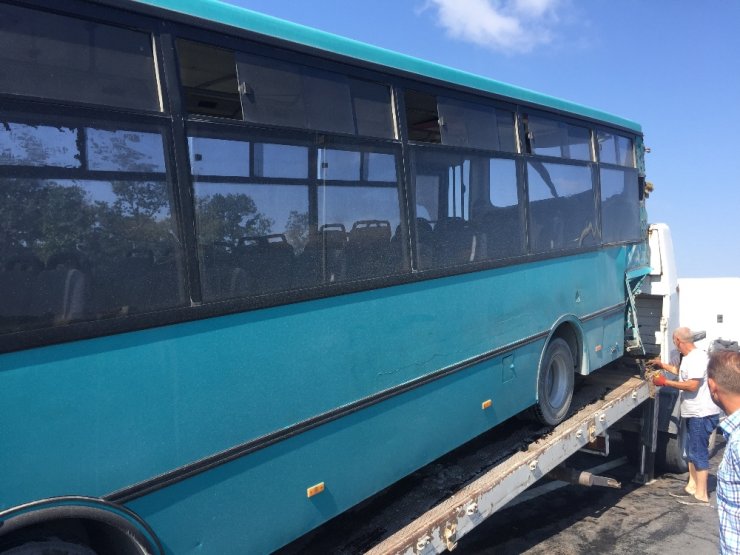 Havalimanı işçilerini taşıyan midibüs kaza yaptı: 12 yaralı