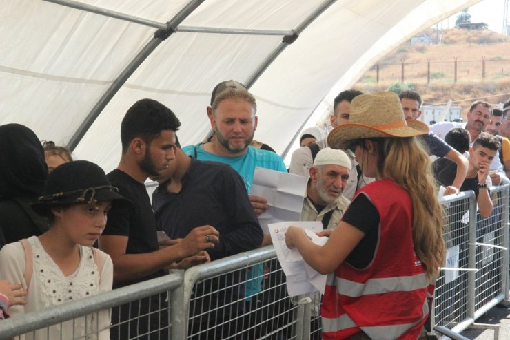 Sınır kapısında 40 derece sıcakta Suriyeli izdihamı
