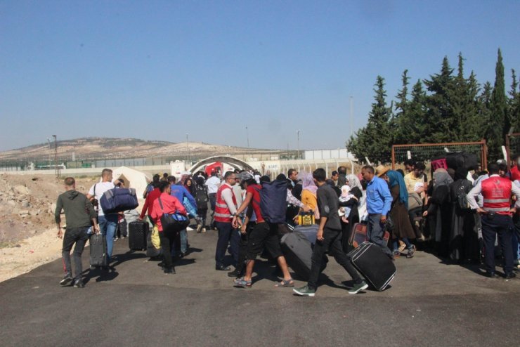Sınır kapısında 40 derece sıcakta Suriyeli izdihamı