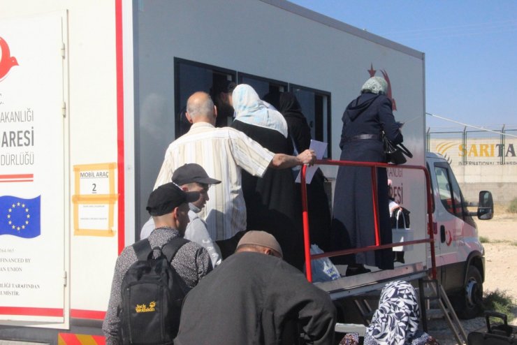 Sınır kapısında 40 derece sıcakta Suriyeli izdihamı