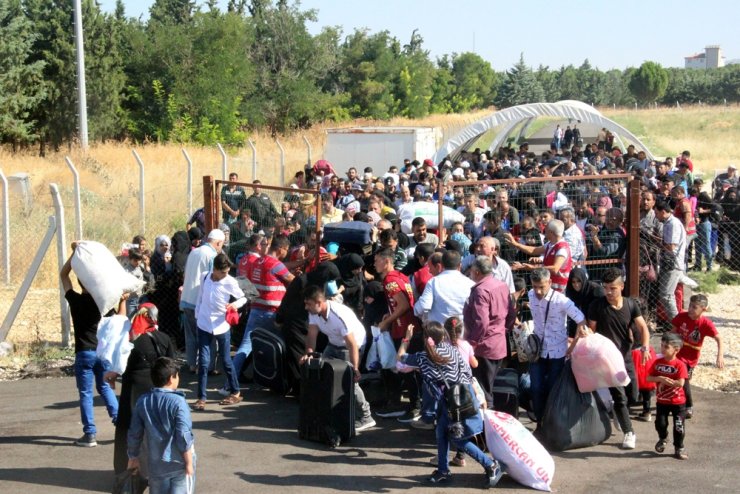 Sınır kapısında 40 derece sıcakta Suriyeli izdihamı