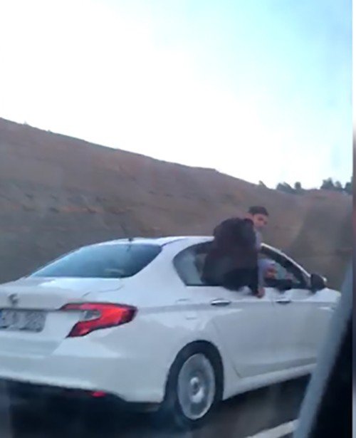 Kahramanmaraş'ta otomobilin camında tehlikeli yolculuk