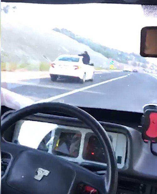 Kahramanmaraş'ta otomobilin camında tehlikeli yolculuk