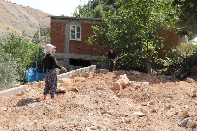 Kahramanmaraş'ta kız kardeşler inşaatta çalışıyor