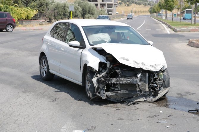 Kahramanmaraş'ta ambulans ile otomobil çarpıştı: 4 yaralı