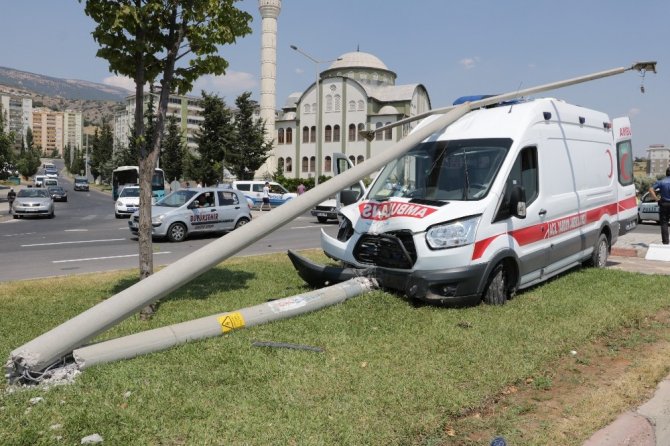 Kahramanmaraş'ta ambulans ile otomobil çarpıştı: 4 yaralı