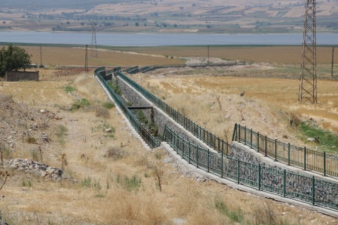 Kahramanmaraş'ta su kanalı tarlasını ikiye böldü