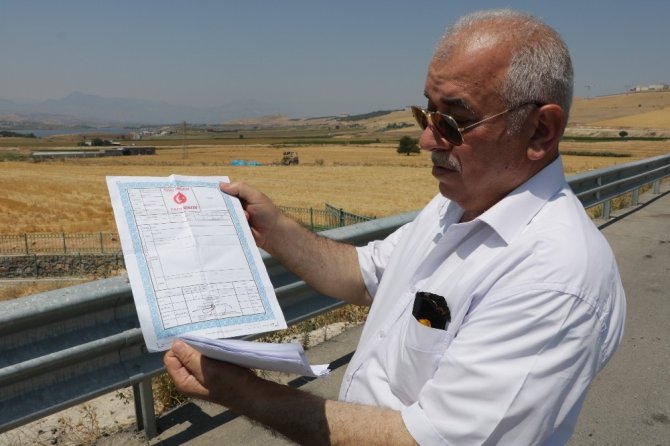 Kahramanmaraş'ta su kanalı tarlasını ikiye böldü