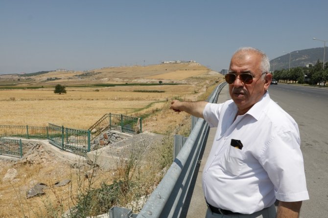 Kahramanmaraş'ta su kanalı tarlasını ikiye böldü